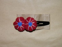 Pinza de pelo con flor en tela reciclada.