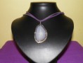 Collar con geoda alilada y cordon en gamuza.
