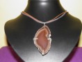 Collar con geoda marron y cordon en gamuza.