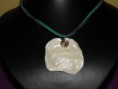 Collar con concha blanca nacareada y cordon en gamuza.