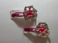 Pinzas de pelo rosas con chapitas recicladas.